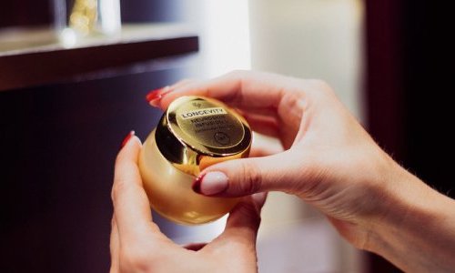 Avec AgeAura, Expressions Parfumées fait du parfum un actif anti-âge