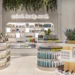 Avolta entre en Tunisie avec quinze boutiques duty free dans cinq aéroports et proposera la gamme complète des produits habituellement disponible en commerce voyageur, notamment des parfums et cosmétiques, des boissons alcoolisées, et des confiseries. Avolta introduira également ses concepts spédialisés, tels que Mind, Body & Soul et Haute Parfumerie (Photo : Avolta)