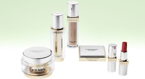 Prada fait son entrée en soin et maquillage avec des produits rechargeables