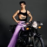 Harry Styles a fait sensation en couverture de DAZED en posant en pantalon évasé parme et top cut out, façon exagérée, sur une moto. (Photo : © Instagram / @harrystyles)