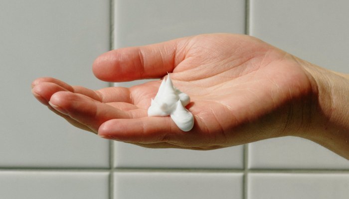 Un nouvel embout diffuseur moussant pour produits capillaires chez Lindal