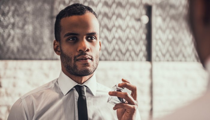 Aux États-Unis, Noirs et Hispaniques portent plus de parfums, selon NPD