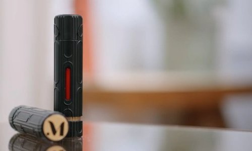 Maison M, trois couleurs sur mesure définies par l'IA en un rouge à lèvres