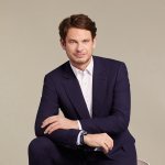Charles-Henri Levaillant a débuté sa carrière au sein de la haute administration française, d'un cabinet ministériel et de l'Union Européenne, avant de rejoindre le Groupe Vivendi. Après s'être occupé de Fusions & Acquisitions au siège, il part au Brésil en charge de la Qualité et l'Expérience client d'une filiale. Il intègre ensuite le groupe chimique belge Solvay, où il prend d'abord la responsabilité opérationnelle de la Business Unit « Phénol et dérivés », puis rejoint la Belgique en tant que directeur général EMEA de l'ensemble des activités « Peroxydes ». Il rejoint LVMH en 2019 comme Conseiller de Bernard Arnault. Depuis 2020, il occupait le poste de Directeur Digital & Développement Client pour Louis Vuitton. Charles-Henri est diplômé de l'école Polytechnique et de l'Université de Stanford. (Photo : © DR)