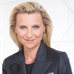 Véronique Courtois a débuté sa carrière chez Beauté Prestige International au sein du groupe Shiseido, pendant 8 ans, avant de rejoindre le groupe LVMH au sein de la Maison Guerlain. Durant 10 ans, elle a occupé différents postes à responsabilité, tant sur les marchés que dans le marketing, avant de devenir Directrice Marketing de la Maison Guerlain. En 2010, elle rejoint la Maison Christian Dior Couture, en tant que Directrice Marketing, puis est nommée Directrice Générale de la Marque Parfums Christian Dior en 2012. Depuis 2019, elle est Présidente-directrice générale de la Maison Guerlain. Véronique est diplômée d'un Master en Business Administration et Management. (Photo : © DR)