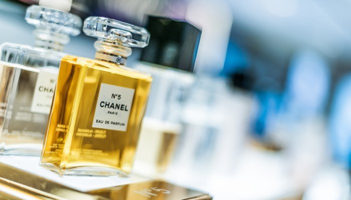 Parfums et cosmétiques français sous pression des États-Unis et de l'Asie