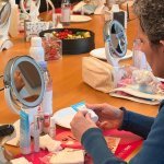 La nouvelle gamme So Doux a été présentée le 23 octobre 2025, lors d'un atelier traditionnel Belle & Bien dans les bureaux de Fareva à Paris (Photo : Fareva)