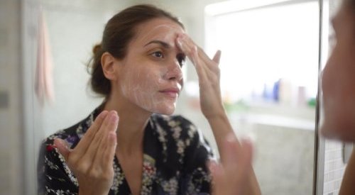 Skincare : Soins anti-lumière bleue et spa à domicile gagnent en popularité