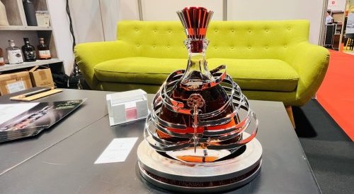 PackMan dévoile un concept d'enveloppe métallique pour spiritueux