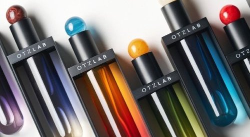 Otzlab x Metapack : un flacon de parfum suspendu dans un étrier en métal