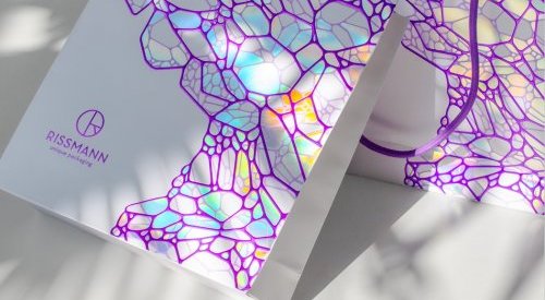 Rissmann crée un sac « vibrant », grâce à sa finition holographique