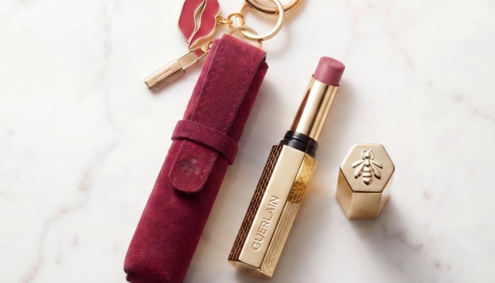Pure Trade crée un bijou de sac collector pour le rouge KissKiss de Guerlain
