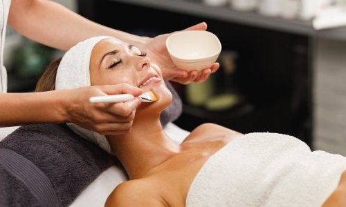 Dermocosmétiques professionnels : derrière le boom, le risque de désinformation
