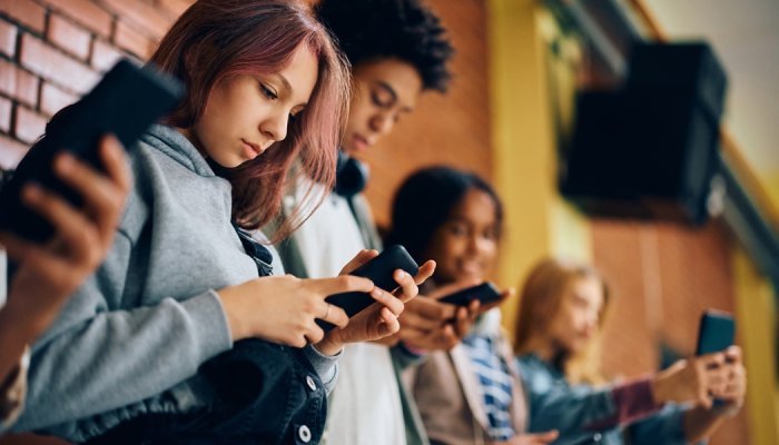 La France interdit les réseaux sociaux aux moins de 15 ans, première en Europe