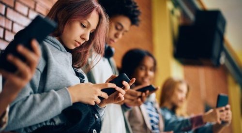 La France interdit les réseaux sociaux aux moins de 15 ans, première en Europe