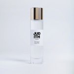 Judith Paris propose une première gamme de trois fragrances — Col Rond, Taille Haute et Oversize — inspirées par les éléments de base du vestiaire des années 1980-1990 