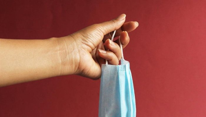 Quand les gestes barrières deviennent de connivence