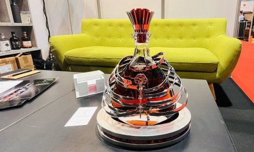 PackMan dévoile un concept d'enveloppe métallique pour spiritueux