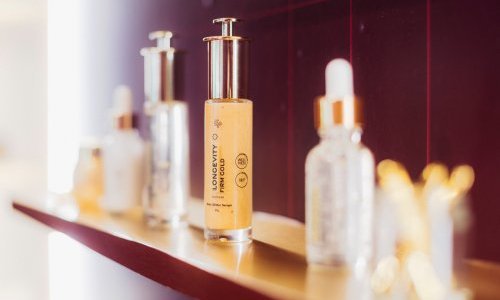 Avec AgeAura, Expressions Parfumées fait du parfum un actif anti-âge