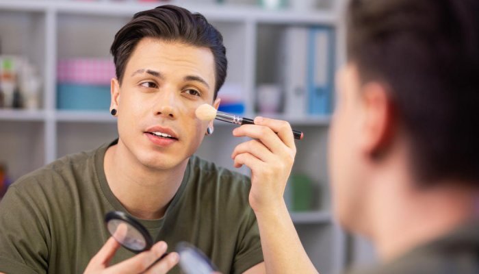 Tendances : Les hommes vont-ils vraiment se mettre au maquillage ?