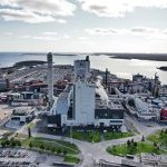 L'usine Metsä Board de Husum en Suède est une usine intégrée de carton et de pâte qui produit des cartons pour boîtes pliantes, des liners blancs non couchés à base de fibres fraîches et de la pâte chimique blanchie. (Photo : Metsä Board)