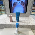 Grâce à la fonctionnalité Place & Learn, les clients peuvent simplement poser un produit sur une surface équipée de capteurs pour afficher instantanément différents informations facilitant leur parcours d'achat (Photo : Premium Beauty Media)