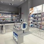 Le Derma-bar est un espace expérientiel où les clients peuvent bénéficier d'une analyse gratuite de la peau et de recommandations de produits de la part d'experts beauté (Photo : Amazon)