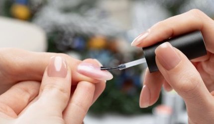 Fiabila donne de la couleur à sa protection solaire pour les ongles