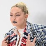 Gigi Hadid a-t-elle initié une tendance forte en portant un rouge à lèvres gris lors des 2022 CFDA Fashion Awards ? (Photo : © Andrea Renault / AFP)