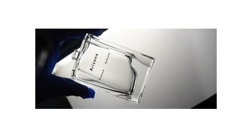 Verescence sculpte un flacon asymétrique pour le premier parfum de Proenza Schouler