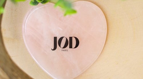 Cosmogen crée un Gua Sha en quartz rose pour JOD