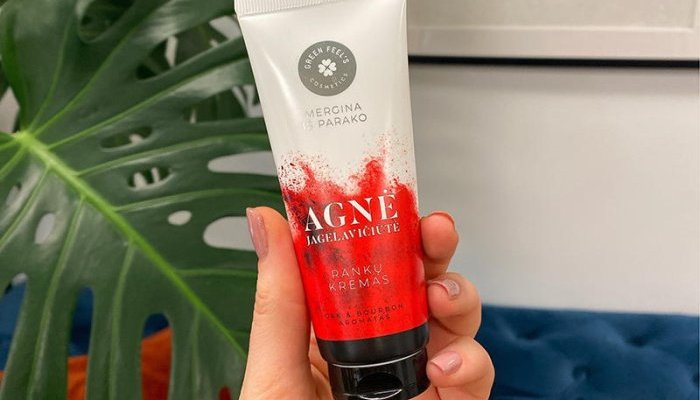 Agnė Jagelavičiūtė choisit un tube responsable pour sa crème pour les mains