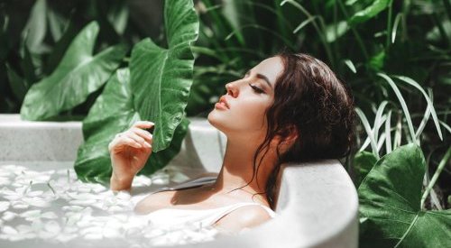 Toilette sans eau ou bain sauvage : les grandes tendances beauté pour 2022
