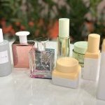 Asquan propose également sa toute première collection de pots et flacons en verre, pour le skincare et le parfum