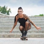 L'esthétique pop-punk pourrait être la tendance phare en mode dès la rentrée. (Photo : © DragonImages / Stock Getty Images)