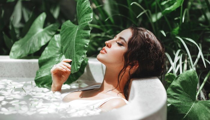 Toilette sans eau ou bain sauvage : les grandes tendances beauté pour 2022