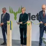 Ribbon cutting: Mika Joukio, CEO, Metsä Board; Viveka Beckeman, CEO Skogsindustrierna and Jussi Linnaranta, Chairman of the Board, Metsäliitto Cooperative. (Photo: Metsä Board)