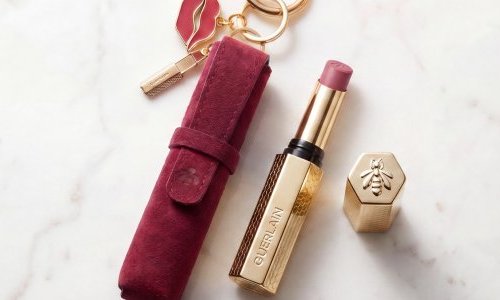 Pure Trade crée un bijou de sac collector pour le rouge KissKiss de Guerlain