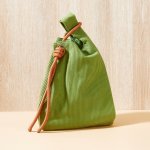 Textile en Tencel : marque déposée du procédé Lyocell (fibres artificielles cellulosique). Ce procédé utilise un solvant à faible impact environnemental qui est filtré et réutilisé. La production de cette fibre nécessite 5 fois moins d'eau que le coton. La cellulose qui est la base du Tencel peut être issue de forêts gérées durablement.