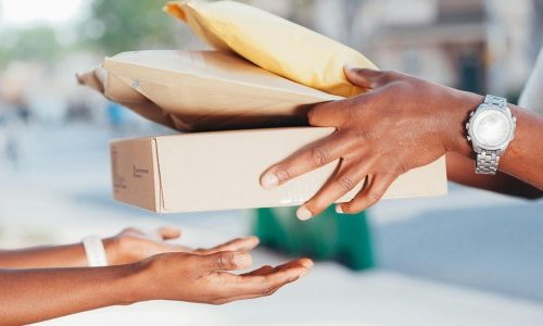 Bruxelles propose des frais de 2 euros sur les petits colis entrant dans l'UE